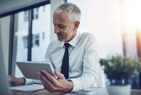 تنفيذي-بحث-توظيف-خدمات-رجل أعمال-استخدام-رقمي-مختبر